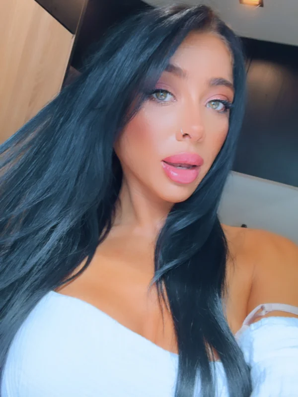 Desiree 🖤 RATED #1 BRUNETTE ON ONLYFANS!