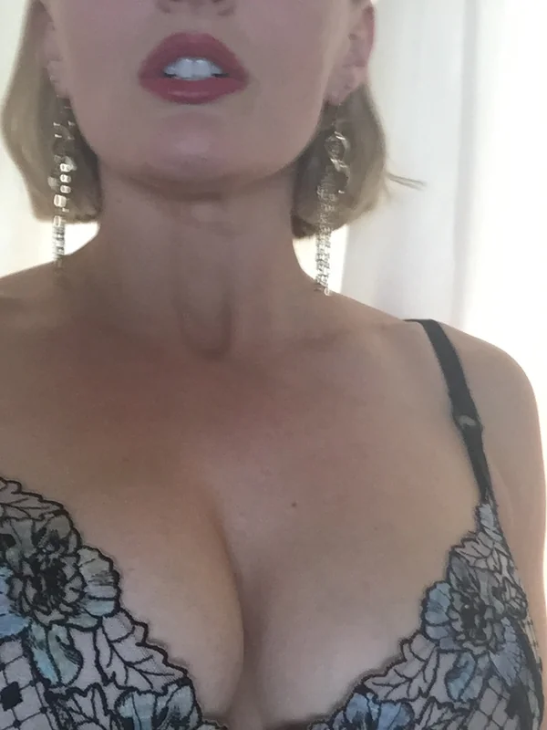 Glamazon    -   World’s finest M I L F