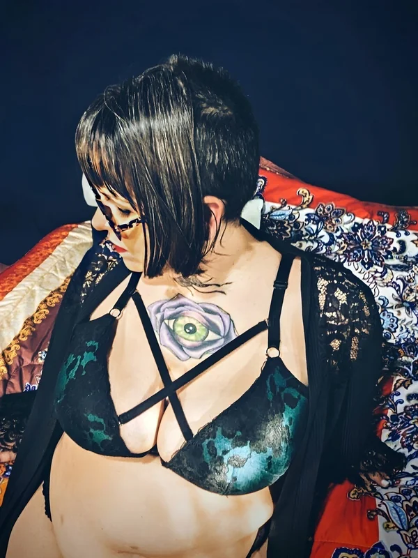 BBW SPLIT TONGUE EXHIBITIONIST