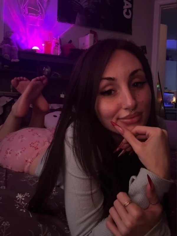 Dani w/ no panties😜