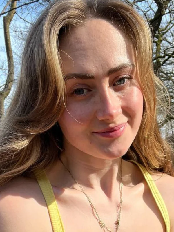 LANA IVY 🌳 British Hiking Enthusiast