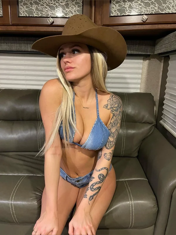 TATTED BRUNETTE VIP🖤