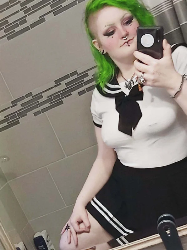 Ash; Queer alt goth waifu artist 🍒 FREE