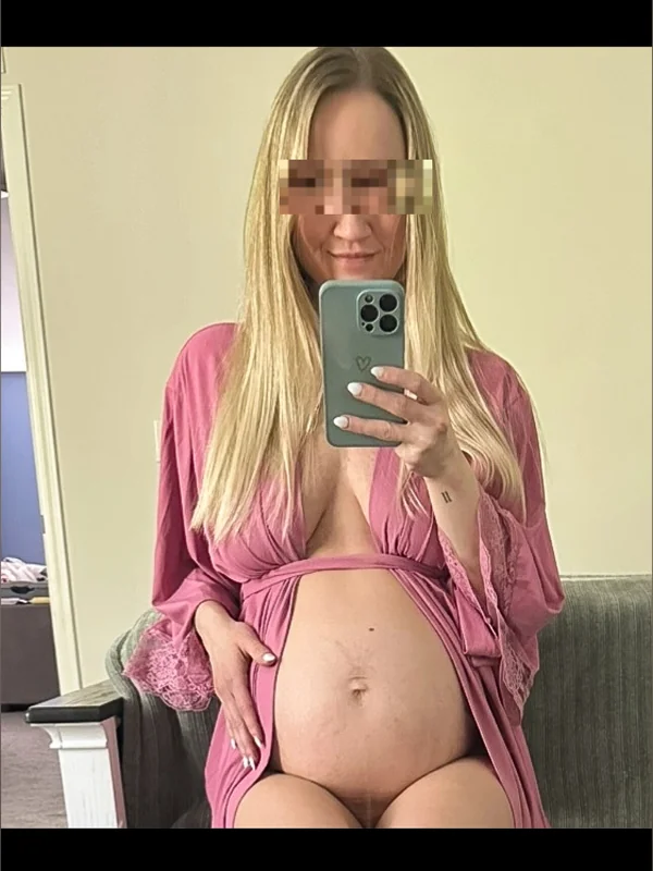 Flirty Blonde Momma 🌸🤰🏼