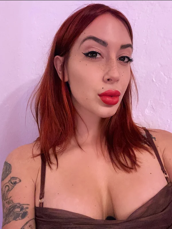 Zoya Ferrante // Hairy Armpitted Femme